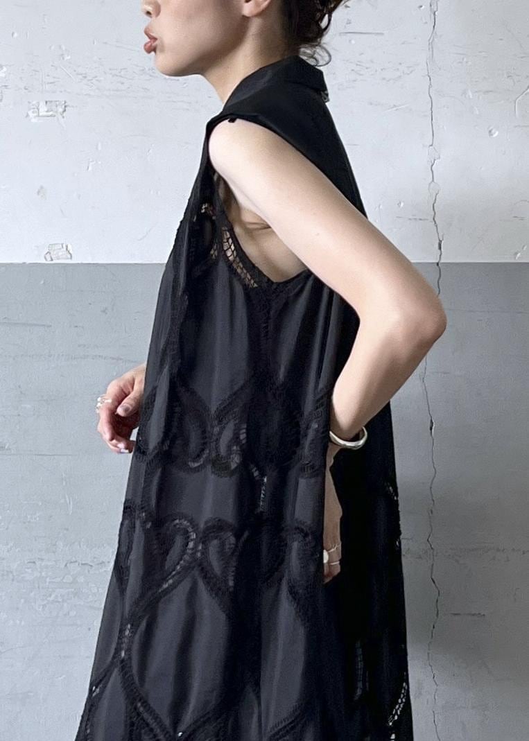 「シルク、ブラック、ノースリーブ、サンダル、ヒール、ストラップ、ストラップサンダル、ヒールサンダル、ADAM ET ROPÉ、FEMME、骨格ナチュラル、イエベ、きれいめカジュアル、大人カジュアル、夏」｜「ADAM ET ROPE'のナローラインサンダル（サンダル、ブラック系）」を使った、tampoさん（レディース・158cm）の夏コーディネートの6枚目の写真