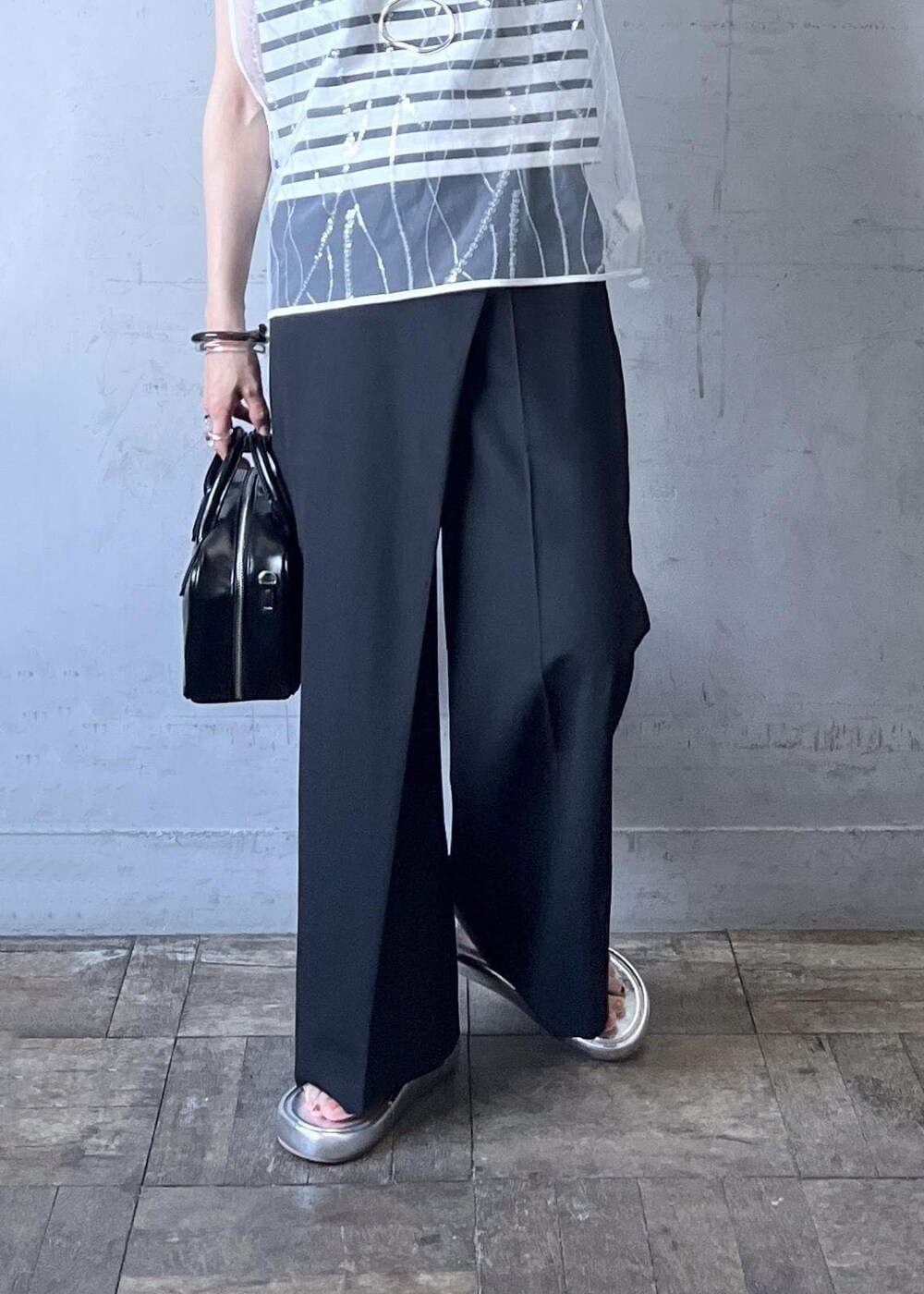 「スパンコール、ブラック、ハット、バケットハット、ホワイト、プルオーバー、ボーダー、ベスト、パンツ、ワイド、ADAM ET ROPÉ、FEMME、骨格ナチュラル、イエベ、大人カジュアル」|「ADAM ET ROPE'の【LACK OF COLOUR(ラックオブカラー)】Wave Bucket(ハット、ブラック系)」を使った、tampoさん(レディース・158cm)の夏コーディネートの9枚目の写真