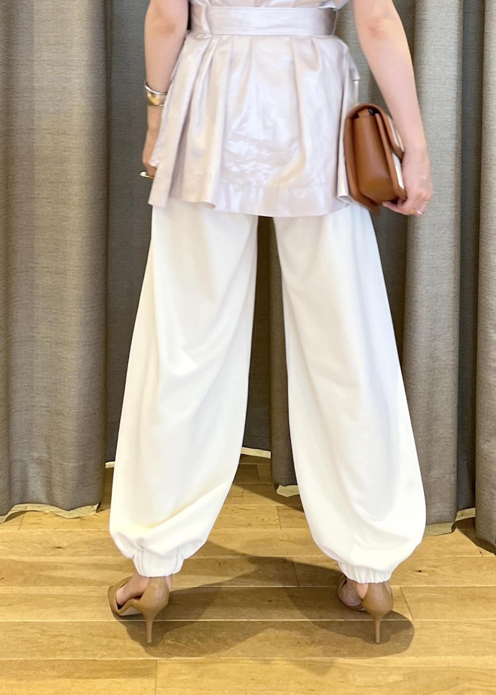 「イエベ春、イエベスプリング、ナチュラル、ホワイト、ノースリーブ、パンツ、ベージュ、サンダル、ヒール、ストラップ、ストラップサンダル、アンクルストラップ、ヒールサンダル、ADAM ET ROPÉ、FEMME」|「ADAM ET ROPE'の【サステナブル】オーガニックコットンフラップショルダーバッグ(ショルダーバッグ、ブラウン系)」を使った、tampoさん(レディース・158cm)の夏コーディネートの9枚目の写真