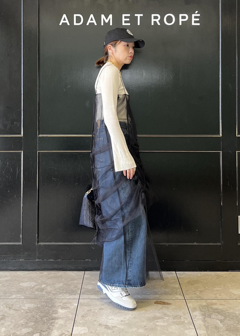 「キャミワンピース、ブラック、チュール、ニット、長袖、パンツ、デニム、ホワイト、スニーカー、ADAM ET ROPÉ、FEMME、骨格ナチュラル、イエベ、カジュアル、大人カジュアル」|「ADAM ET ROPE'のアンチピリングフレアスリーブプルオーバー(ニット/セーター、ホワイト系)」を使った、tampoさん(レディース・158cm)の冬コーディネートの7枚目の写真