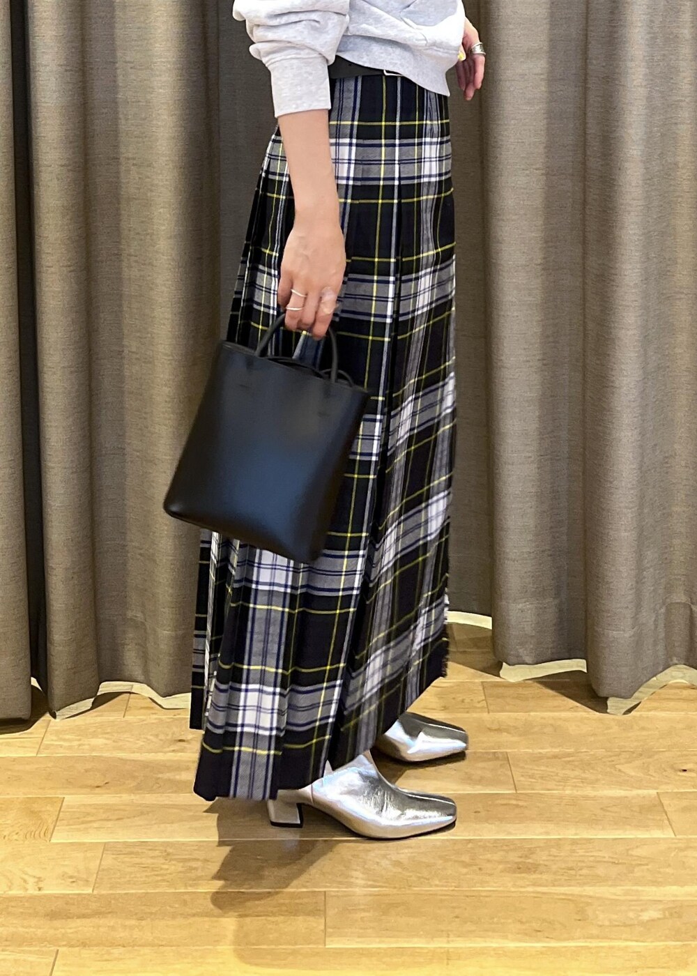 「o'neil of dublin、オニール オブ ダブリン、sporty&rich、スポーティー&リッチ、イエベ春、イエベスプリング、ナチュラル、ラップスカート、ロング、マキシ、別注、グレー、長袖、スウェット、パーカー」｜「ADAM ET ROPE'のダブルポケット2wayバッグ（ショルダーバッグ、ブラック系）」を使った、tampoさん（レディース・158cm）の秋コーディネートの6枚目の写真