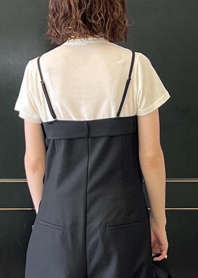 「ショルダーバッグ、スクエア、レオパード、スクエアバッグ、オーバーオール、ホワイト、Tシャツ、半袖、クルーネック、ブラック、ワイド、オールインワン、サロペット、スニーカー、夏コーデ」｜「GANNIの【GANNI for ADAM ET ROPE'】Recycled tech Mini Tote（トートバッグ、ベージュ系）」を使った、tampoさん（レディース・158cm）の夏コーディネートの9枚目の写真