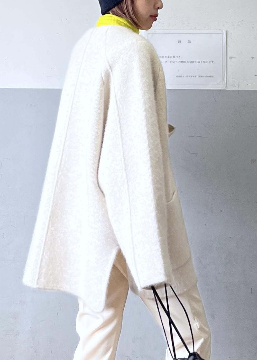 「ショルダーバッグ、巾着、ホワイト、ニット、長袖、コート、ノーカラー、スニーカー、ローカット、ADAM ET ROPÉ、FEMME、骨格ナチュラル、イエベ、きれいめカジュアル、大人カジュアル」|「ADAM ET ROPE'のアンチピリングポイントスリーブタートルニット(ニット/セーター、イエロー系)」を使った、tampoさん(レディース・158cm)の秋コーディネートの7枚目の写真