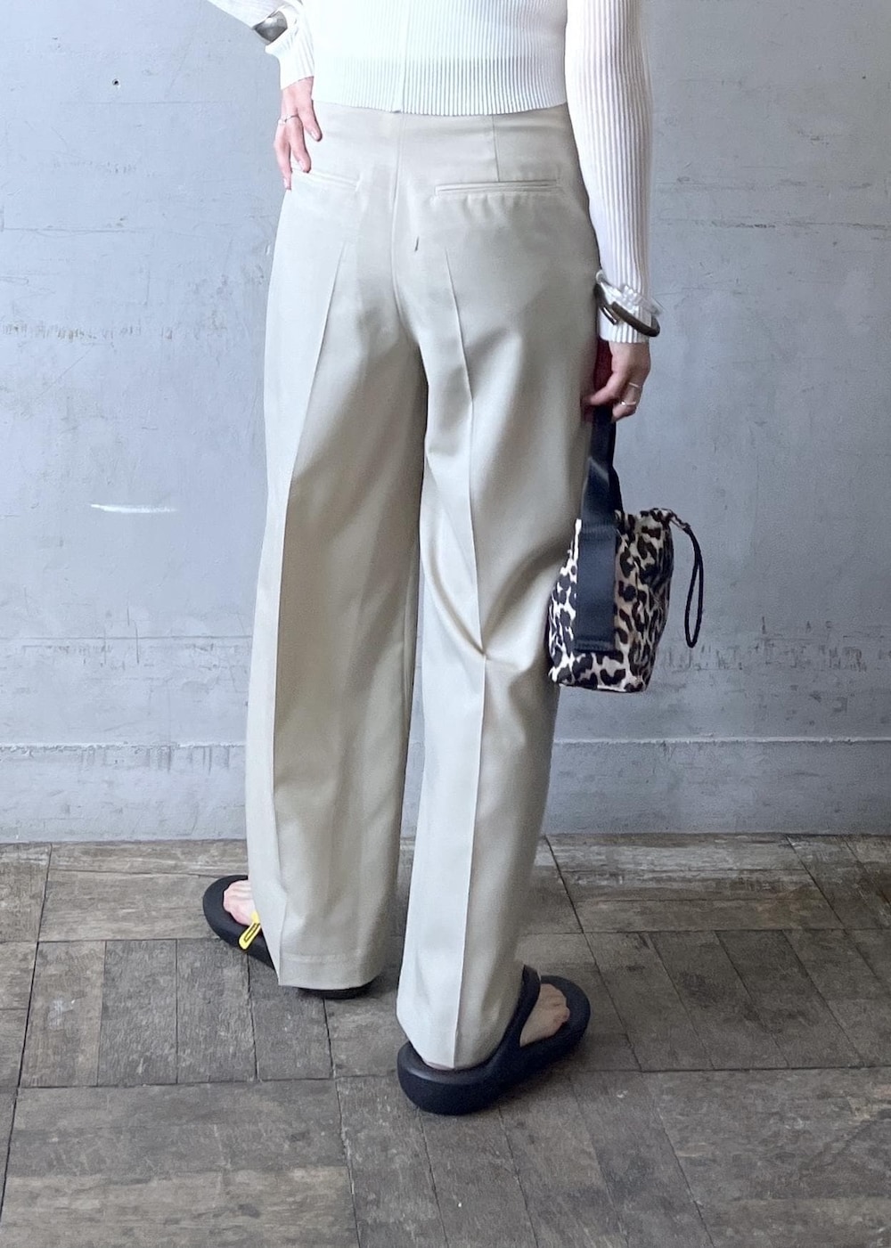 「ラップパンツ、サングラス、リブ、ホワイト、長袖、パンツ、ワイド、十分丈、サンダル、フラット、ADAM ET ROPÉ、FEMME、骨格ナチュラル、イエベ、大人カジュアル」|「ADAM ET ROPE'のカップ付きタンクトップ(タンクトップ、ホワイト系)」を使った、tampoさん(レディース・158cm)の春コーディネートの10枚目の写真