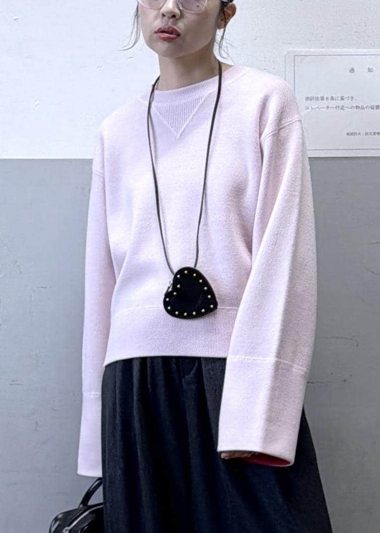 ブラック系のショルダーバッグ、グレー系のスラックス、ピンク系のニット/セーターを着用したレディースの秋コーディネートの5枚目の写真