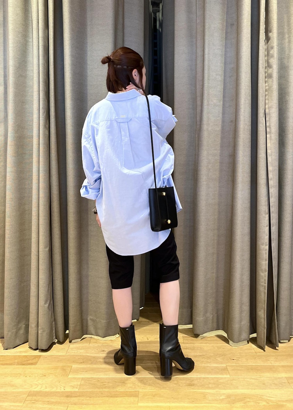 「parrott canvas、パロット キャンバス、mary al terna、メアリ オル ターナ、イエベ春、イエベスプリング、ナチュラル、シャツ、ライトブルー、襟、ブラック、ハーフパンツ、ブーツ、ショートブーツ、ADAM ET ROPÉ」｜「MARY AL TERNAの【MARY AL TERNA】TWINKLE（ショルダーバッグ、ブラック系）」を使った、tampoさん（レディース・158cm）の夏コーディネートの5枚目の写真