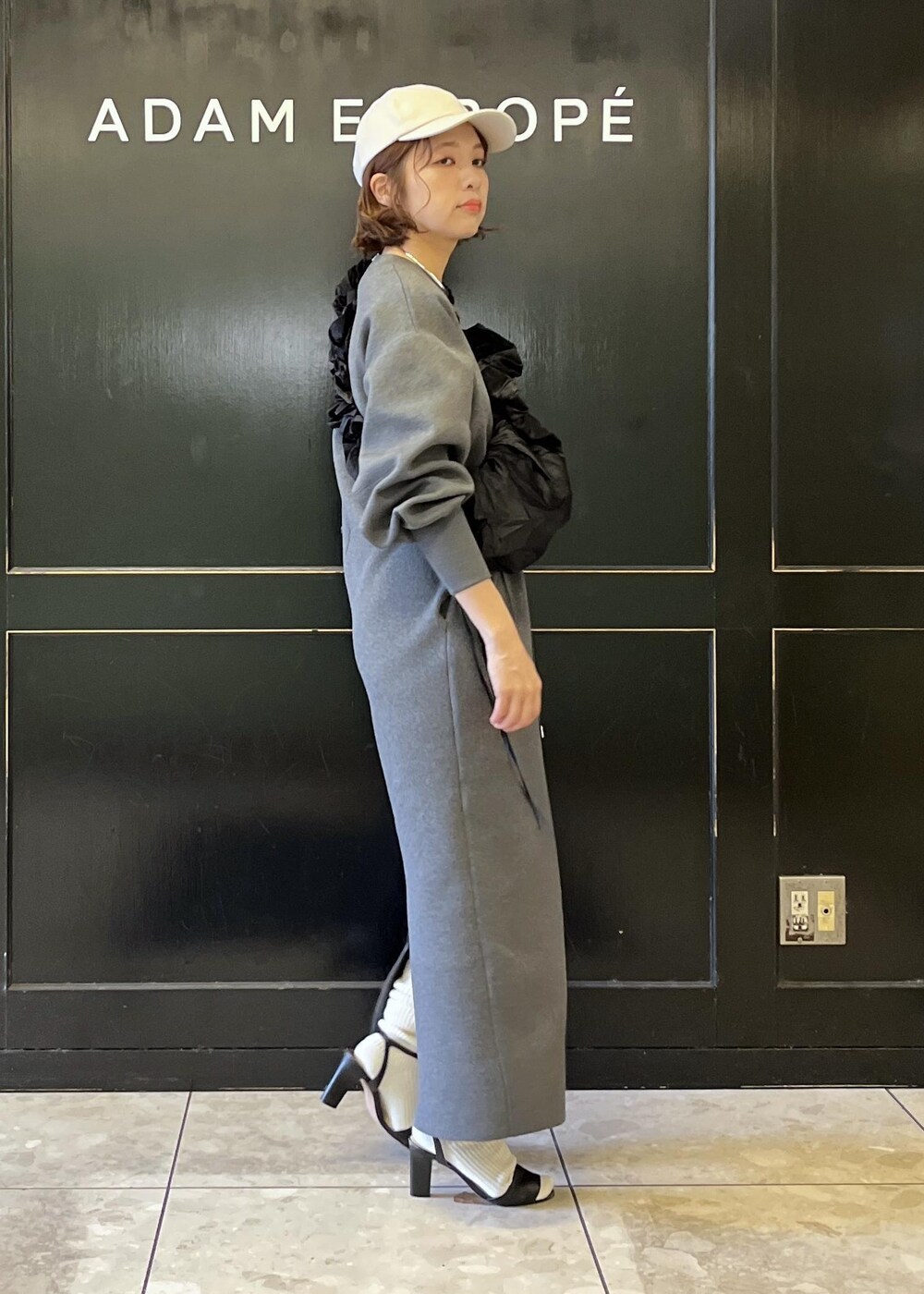 「グレー、長袖、ロング、ワンピース、ADAM ET ROPÉ、FEMME、骨格ナチュラル、イエベ、大人カジュアル、フェミニン、スポーティー、秋コーデ、冬コーデ、秋ファッション、冬ファッション」｜「ADAM ET ROPE'のバルキーニーハイソックス（ソックス/靴下、ホワイト系）」を使った、tampoさん（レディース・158cm）の秋コーディネートの4枚目の写真