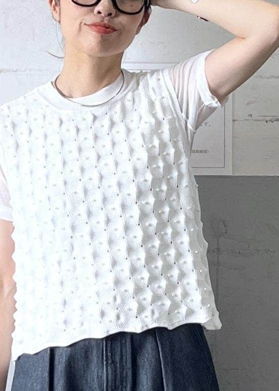 ブラック系のパンプス、ブラック系のデニムパンツ、ホワイト系のTシャツ/カットソーを着用したレディースの夏コーディネートの6枚目の写真