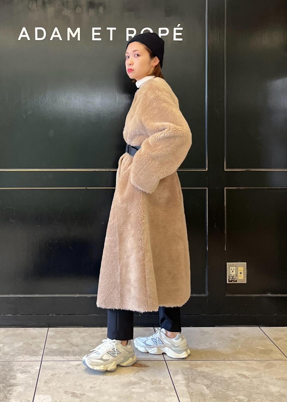 「SNaPMeAward23w、リバーシブル、ボストンバッグ、ニット、長袖、ロング、タートルネック、パンツ、スニーカー、ADAM ET ROPÉ、FEMME、骨格ナチュラル、イエベ、大人カジュアル、冬」|「ADAM ET ROPE'のロゴボストンバッグ(ボストンバッグ、ブラック系)」を使った、tampoさん(レディース・158cm)の冬コーディネートの3枚目の写真