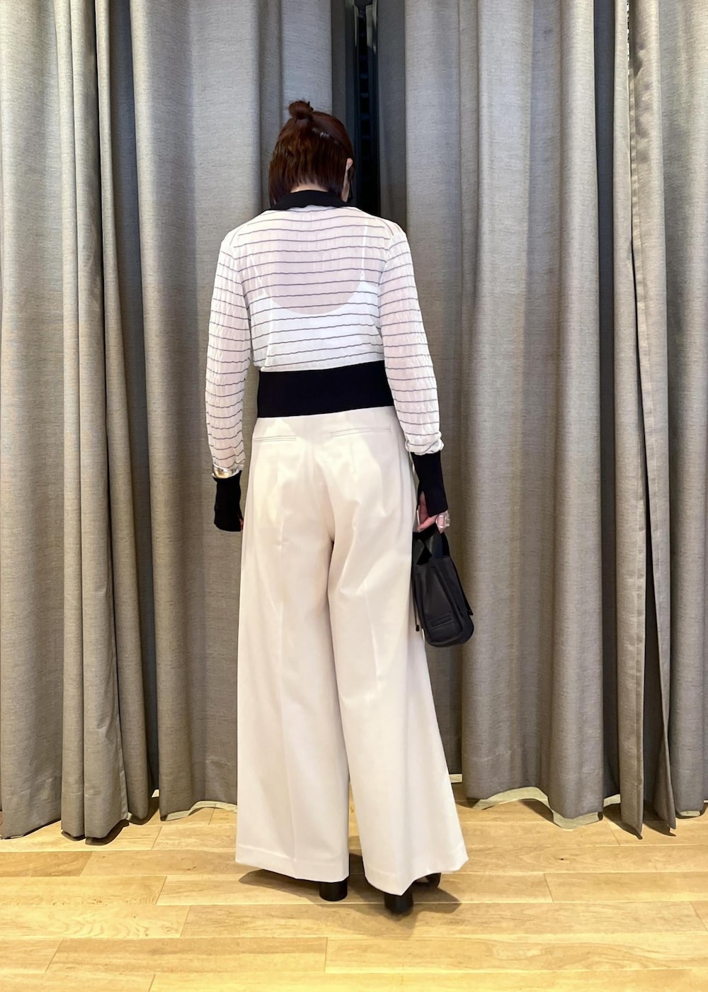 「ナチュラル、イエベ春、イエベスプリング、ホワイト、長袖、パンツ、ワイド、ストレート、センタープレス、ADAM ET ROPÉ、FEMME、骨格ナチュラル、イエベ、カジュアル、大人カジュアル」|「ADAM ET ROPE'のオーガニックベアキャミソール(キャミソール、ホワイト系)」を使った、tampoさん(レディース・158cm)の夏コーディネートの3枚目の写真