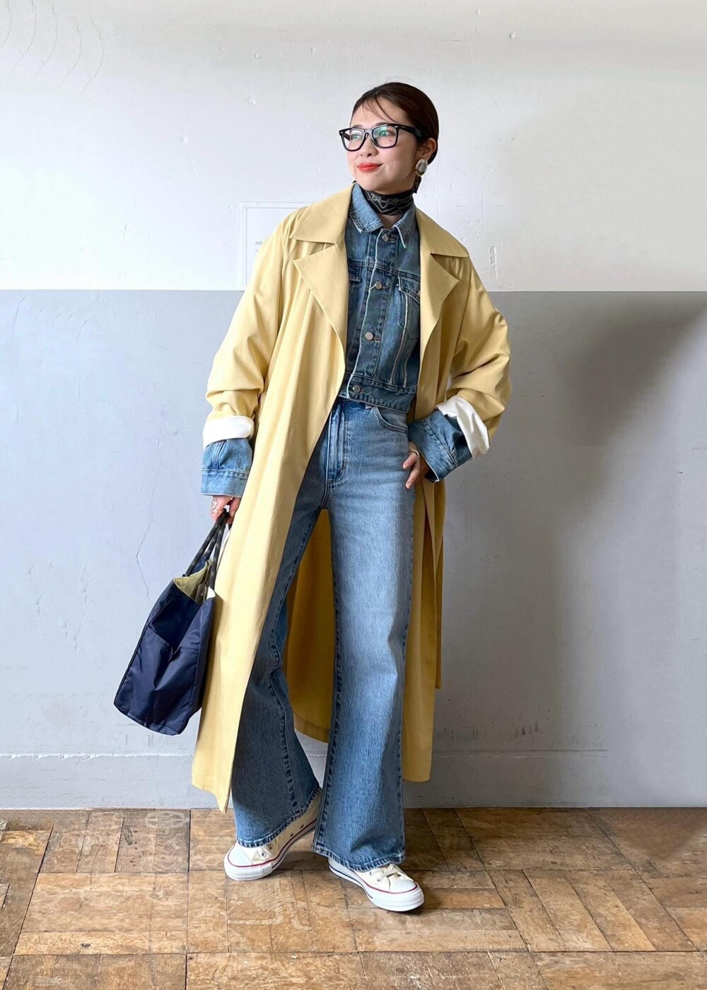 「24SS春の新作、別注、トートバッグ、ベージュ、長袖、ロング、コート、オーバーサイズ、トレンチコート、パンツ、ブルー、デニム、ハイウエスト、スニーカー、ADAM ET ROPÉ」｜「ADAM ET ROPE'の【サステナブル】フリンジアジャストデニムパンツ（デニムパンツ、ブルー系）」を使った、tampoさん（レディース・158cm）の春コーディネートの2枚目の写真
