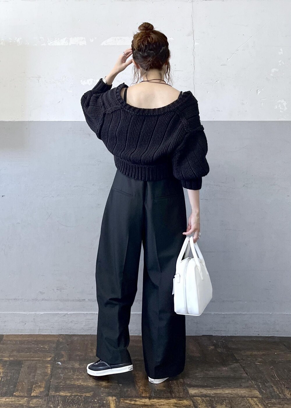 「ボリュームスリーブ、ブラック、ワイド、オールインワン、サロペット、パンツ、スニーカー、初秋コーデ、秋コーデ、デートコーデ、お出かけコーデ、旅行コーデ、女子会コーデ、大人カジュアル、パンツスタイル」｜「ADAM ET ROPE'のベルテッドベアロンパース（つなぎ/オールインワン、ブラック系）」を使った、tampoさん（レディース・158cm）の秋コーディネートの4枚目の写真