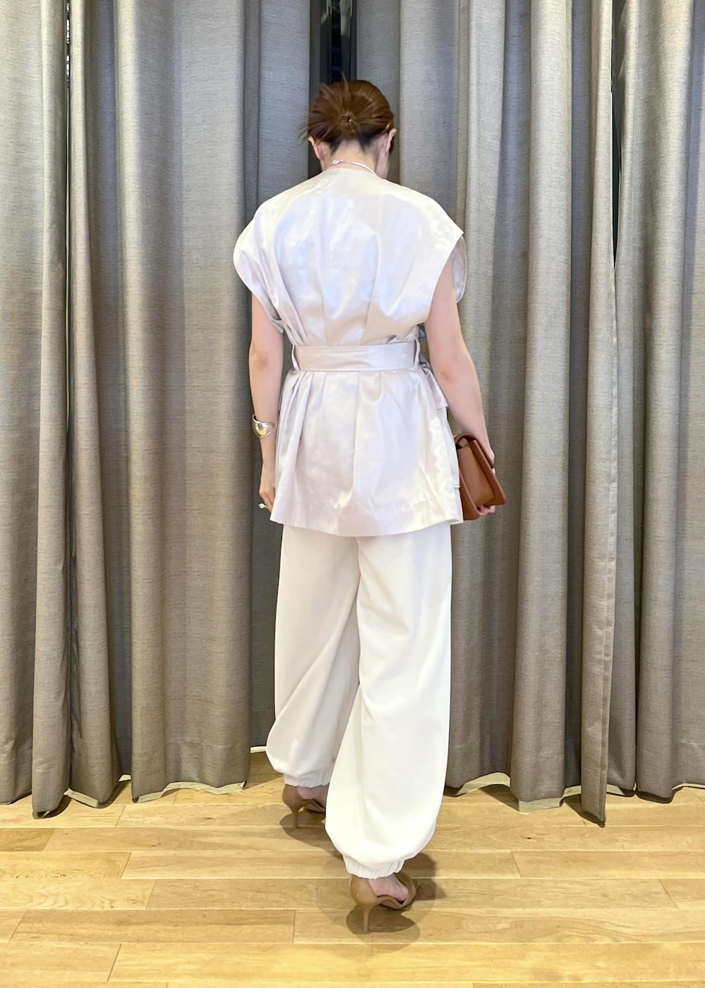 「イエベ春、イエベスプリング、ナチュラル、ホワイト、ノースリーブ、パンツ、ベージュ、サンダル、ヒール、ストラップ、ストラップサンダル、アンクルストラップ、ヒールサンダル、ADAM ET ROPÉ、FEMME」|「ADAM ET ROPE'の【サステナブル】オーガニックコットンフラップショルダーバッグ(ショルダーバッグ、ブラウン系)」を使った、tampoさん(レディース・158cm)の夏コーディネートの3枚目の写真