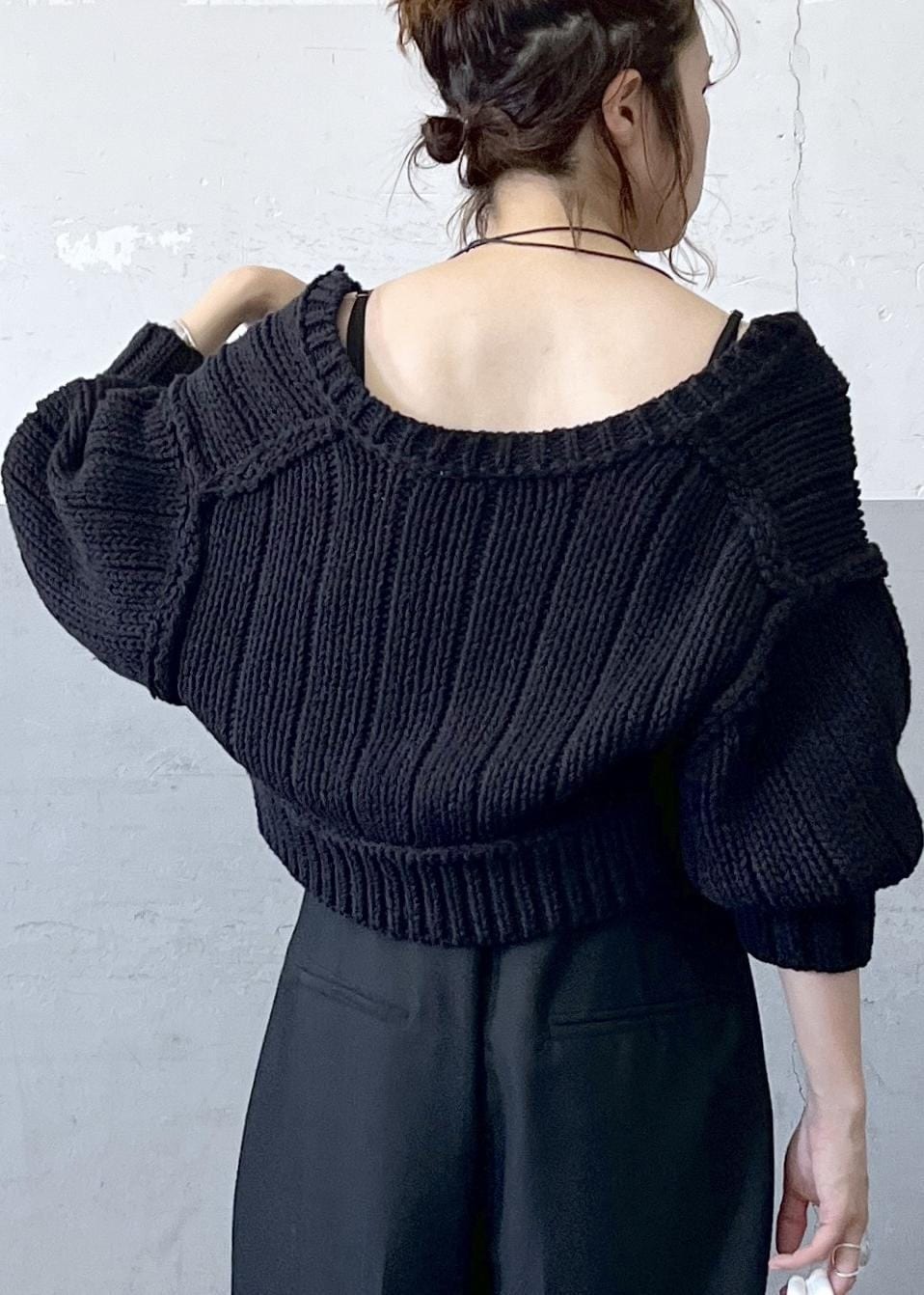 「ボリュームスリーブ、ブラック、ワイド、オールインワン、サロペット、パンツ、スニーカー、初秋コーデ、秋コーデ、デートコーデ、お出かけコーデ、旅行コーデ、女子会コーデ、大人カジュアル、パンツスタイル」｜「ADAM ET ROPE'のベルテッドベアロンパース（つなぎ/オールインワン、ブラック系）」を使った、tampoさん（レディース・158cm）の秋コーディネートの7枚目の写真
