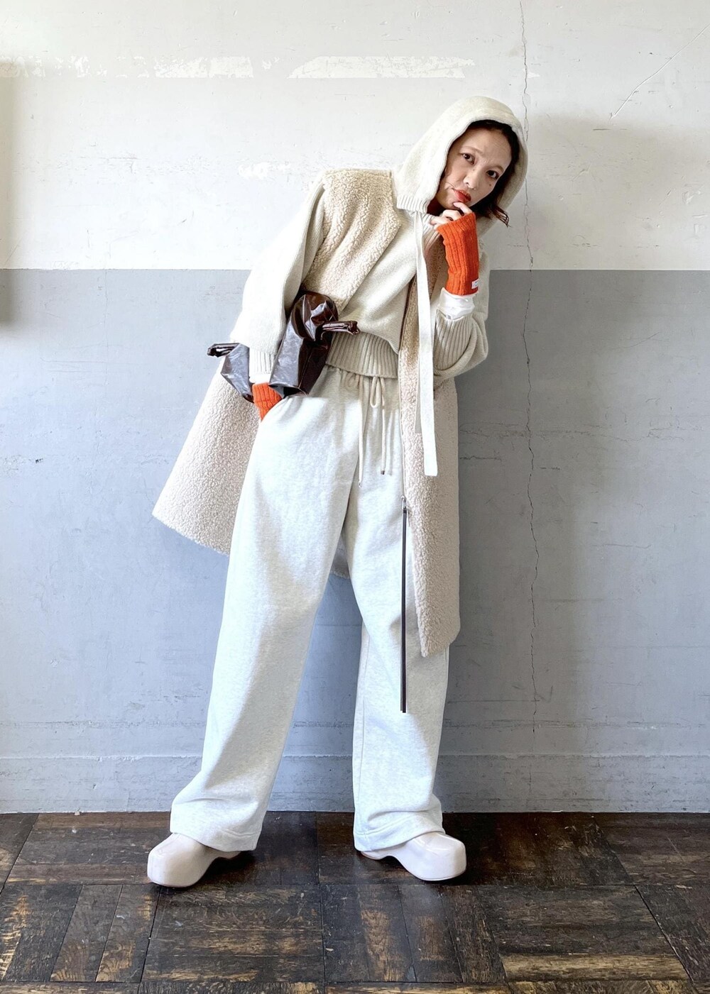 「レイヤード、スウェットパンツ、ホワイト、ニット、長袖、ロング、ボア、パンツ、ワイド、ストレート、ADAM ET ROPÉ、FEMME、骨格ナチュラル、イエベ、カジュアル」｜「ADAM ET ROPE'のチャンキークロッグ（その他シューズ、ベージュ系）」を使った、tampoさん（レディース・158cm）の秋コーディネートの3枚目の写真