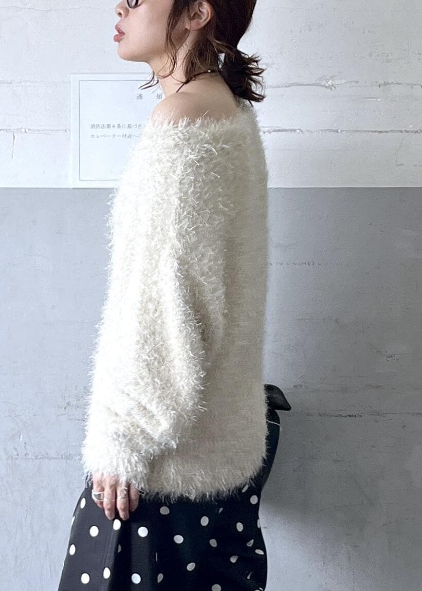 「ブラック、ミニ、ファー、ホワイト、プルオーバー、ニット、長袖、オフホワイト、ボリューム、パンツ、ワイド、ドット柄、秋コーデ、デートコーデ、お出かけコーデ」｜「ADAM ET ROPE'の【サステナブル】リボンモチーフミニチェーンバック（ショルダーバッグ、ブラック系）」を使った、tampoさん（レディース・158cm）の秋コーディネートの7枚目の写真