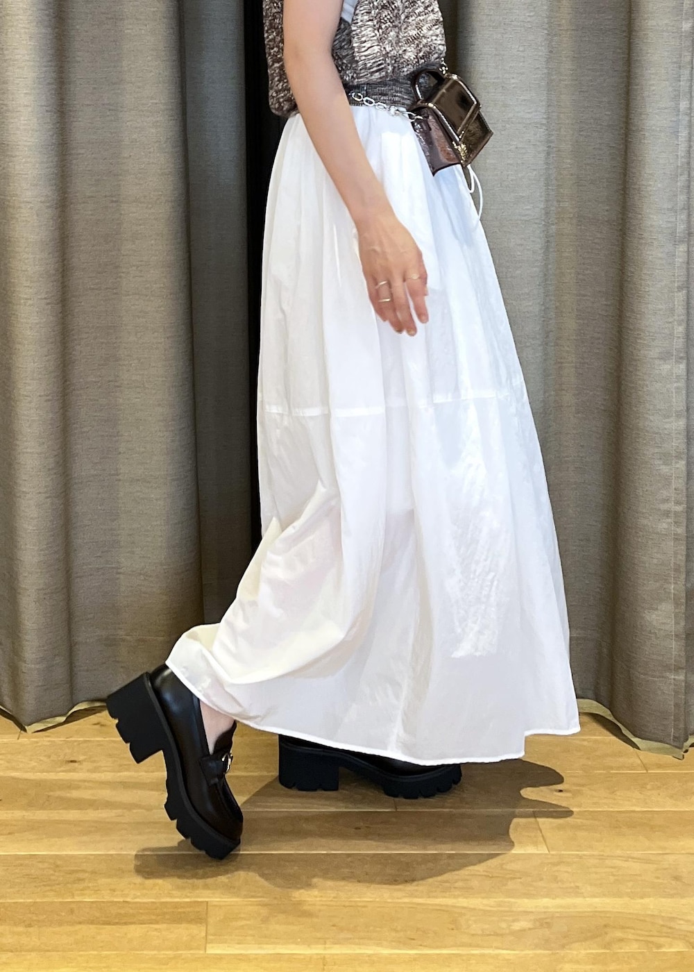 「ナチュラル、イエベ春、イエベスプリング、ニットベスト、ブラウン、ベスト、ホワイト、ロング、マキシ、ブラック、ローファー、ADAM ET ROPÉ、FEMME、骨格ナチュラル、イエベ」|「ADAM ET ROPE'の【サステナブル】Tシャツドロストドッキングワンピース(ワンピース、ホワイト系)」を使った、tampoさん(レディース・158cm)の夏コーディネートの9枚目の写真