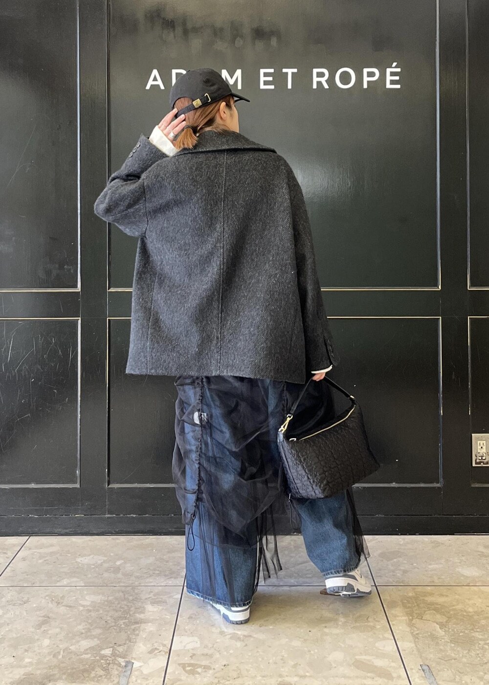 「キャミワンピース、ブラック、チュール、ニット、長袖、パンツ、デニム、ホワイト、スニーカー、ADAM ET ROPÉ、FEMME、骨格ナチュラル、イエベ、カジュアル、大人カジュアル」|「ADAM ET ROPE'のアンチピリングフレアスリーブプルオーバー(ニット/セーター、ホワイト系)」を使った、tampoさん(レディース・158cm)の冬コーディネートの4枚目の写真