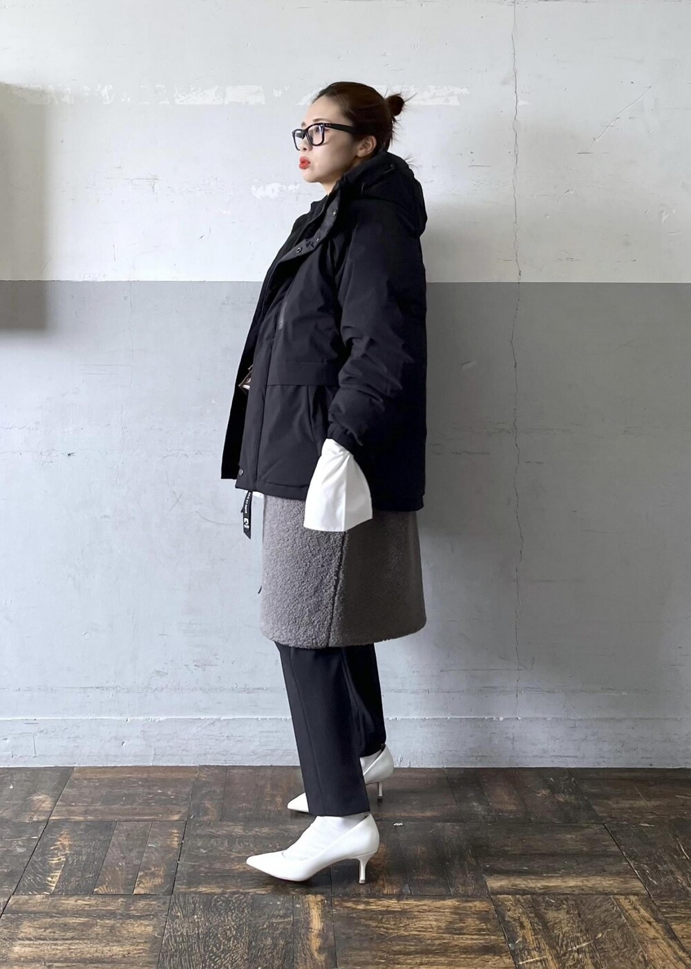 「ボア、ブラック、グレー、長袖、コート、ダウン、パンツ、ADAM ET ROPÉ、FEMME、HOMME、UNISEX、骨格ナチュラル、イエベ、カジュアル、大人カジュアル」｜「ADAM ET ROPE'の【ALLIED/アライド】ショートダウンジャケット / 防水性 / 透湿性 / 保温性 / ユニセックス（ダウンジャケット/コート、ブラック系）」を使った、tampoさん（レディース・158cm）の秋コーディネートの2枚目の写真