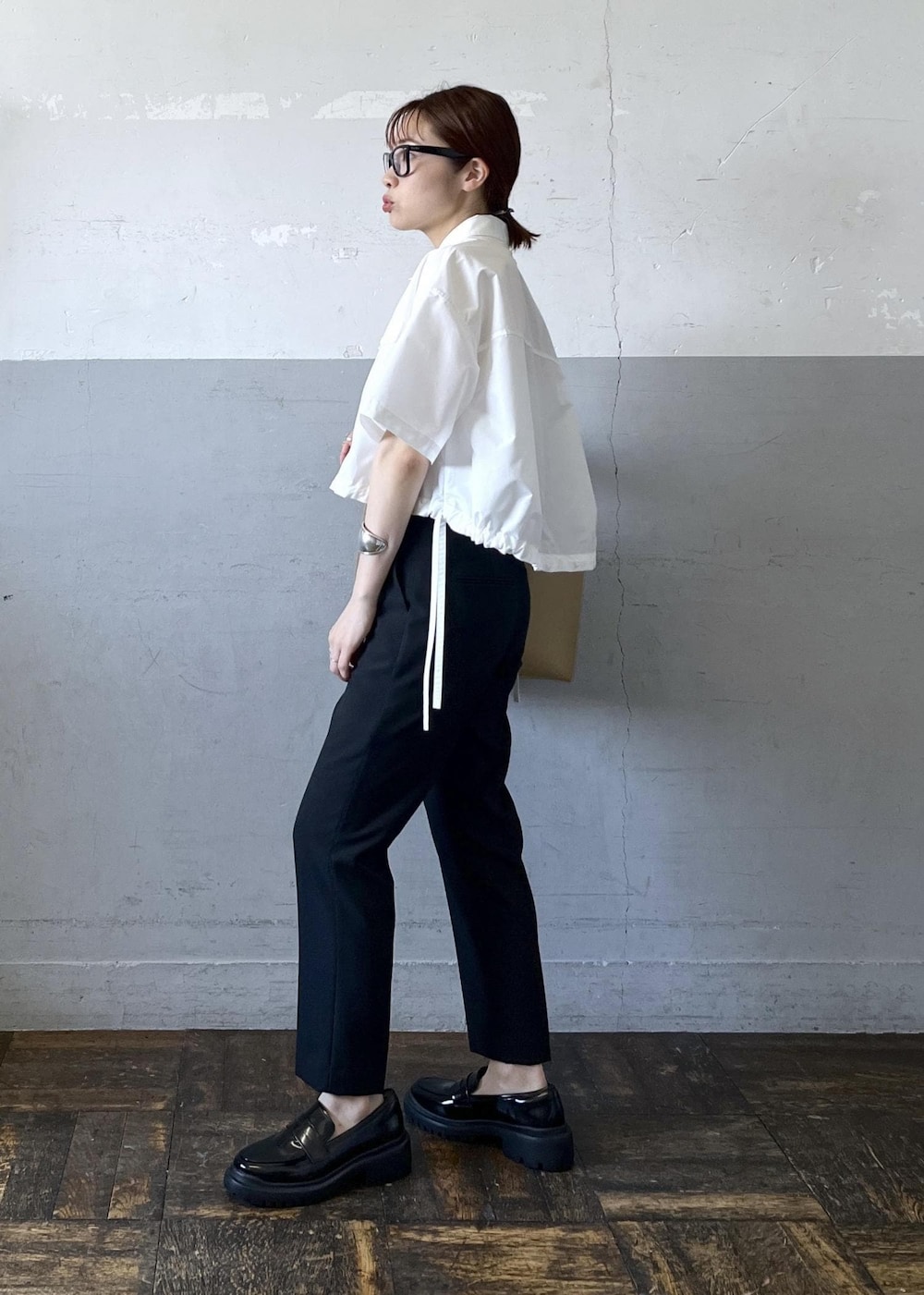 「シャツ、パンツ、ローファー、ADAM ET ROPÉ、FEMME、骨格ナチュラル、イエベ、大人カジュアル、夏、夏コーデ、夏ファッション、オーバーサイズ、ビッグシルエット、ボリューム袖、洗える」|「ADAM ET ROPE'の【サステナブル】スリムスラックス(スラックス、ブラック系)」を使った、tampoさん(レディース・158cm)の春コーディネートの4枚目の写真