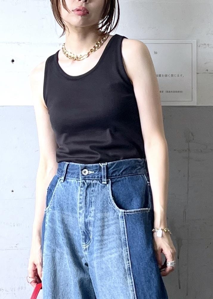「夏コーデ、お出かけコーデ、女子会コーデ、大人カジュアル、パンツスタイル、カジュアルコーデ、シンプルコーデ、ADAM ET ROPÉ、ナチュラル、イエベ春、敏感、トップス、タンクトップ、パンツ、デニムパンツ」|「ADAM ET ROPE'のカップインサークルカットアメスリタンクトップ(タンクトップ、ブラック系)」を使った、tampoさん(レディース・159cm)の夏コーディネートの6枚目の写真