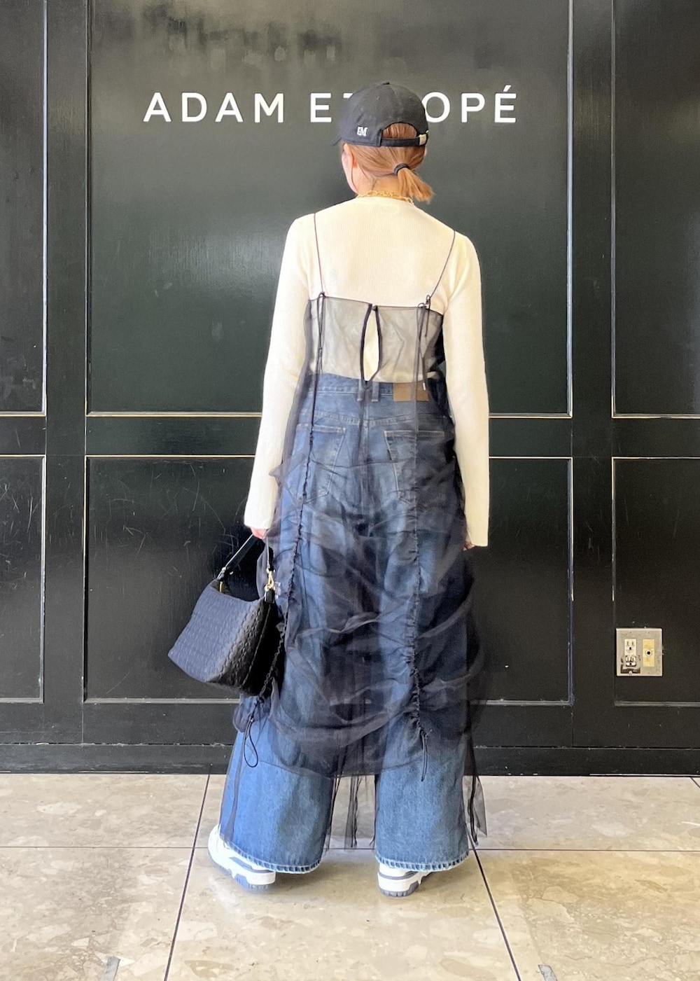「キャミワンピース、ブラック、チュール、ニット、長袖、パンツ、デニム、ホワイト、スニーカー、ADAM ET ROPÉ、FEMME、骨格ナチュラル、イエベ、カジュアル、大人カジュアル」|「ADAM ET ROPE'のアンチピリングフレアスリーブプルオーバー(ニット/セーター、ホワイト系)」を使った、tampoさん(レディース・158cm)の冬コーディネートの8枚目の写真