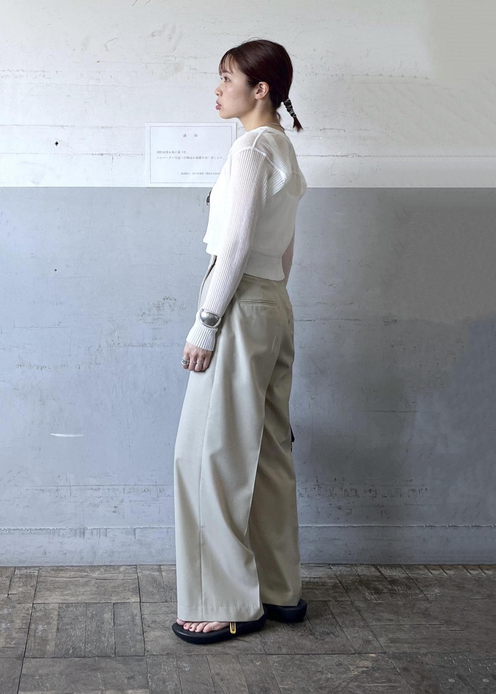 「ラップパンツ、サングラス、リブ、ホワイト、長袖、パンツ、ワイド、十分丈、サンダル、フラット、ADAM ET ROPÉ、FEMME、骨格ナチュラル、イエベ、大人カジュアル」|「ADAM ET ROPE'のカップ付きタンクトップ(タンクトップ、ホワイト系)」を使った、tampoさん(レディース・158cm)の春コーディネートの3枚目の写真