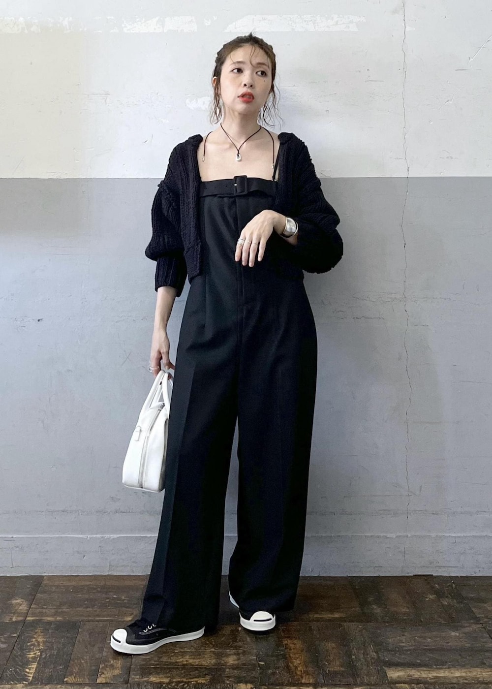「ボリュームスリーブ、ブラック、ワイド、オールインワン、サロペット、パンツ、スニーカー、初秋コーデ、秋コーデ、デートコーデ、お出かけコーデ、旅行コーデ、女子会コーデ、大人カジュアル、パンツスタイル」｜「ADAM ET ROPE'のベルテッドベアロンパース（つなぎ/オールインワン、ブラック系）」を使った、tampoさん（レディース・158cm）の秋コーディネートの2枚目の写真