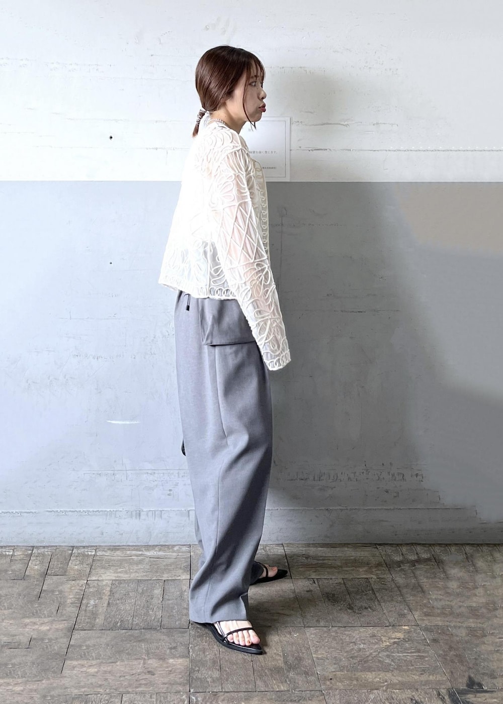 「羽織り、ホワイト、長袖、刺繍、パンツ、グレー、ハイウエスト、センタープレス、チャコールグレー、サンダル、フラット、ADAM ET ROPÉ、FEMME、骨格ナチュラル、イエベ」｜「ADAM ET ROPE'のナローフラットサンダル（サンダル、ブラック系）」を使った、tampoさん（レディース・158cm）の夏コーディネートの5枚目の写真