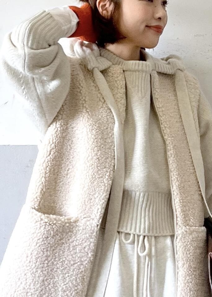 「レイヤード、スウェットパンツ、ホワイト、ニット、長袖、ロング、ボア、パンツ、ワイド、ストレート、ADAM ET ROPÉ、FEMME、骨格ナチュラル、イエベ、カジュアル」｜「ADAM ET ROPE'のチャンキークロッグ（その他シューズ、ベージュ系）」を使った、tampoさん（レディース・158cm）の秋コーディネートの6枚目の写真