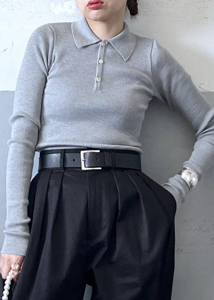 「auralee、オーラリー、イエベ春、イエベスプリング、ナチュラル、ポロ、タックパンツ、チノパンツ、パール、ハンドバッグ、グレー、長袖、パンツ、ベルト、ハイウエスト」|「ADAM ET ROPE'のチェーンアクセサリーミニバッグ(ショルダーバッグ、ブラック系)」を使った、tampoさん(レディース・158cm)の夏コーディネートの4枚目の写真