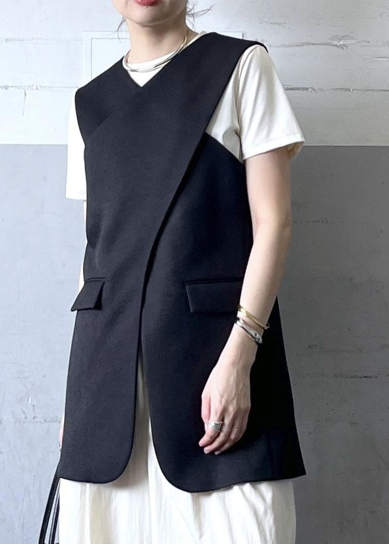 「ブラック、Vネック、ベスト、パンツ、ワイド、ADAM ET ROPÉ、FEMME、骨格ナチュラル、イエベ、きれいめ、レイヤード、仕事着、通勤、春、夏」|「ADAM ET ROPE'のナローラインサンダル(サンダル、ブラック系)」を使った、tampoさん(レディース・158cm)の春コーディネートの6枚目の写真