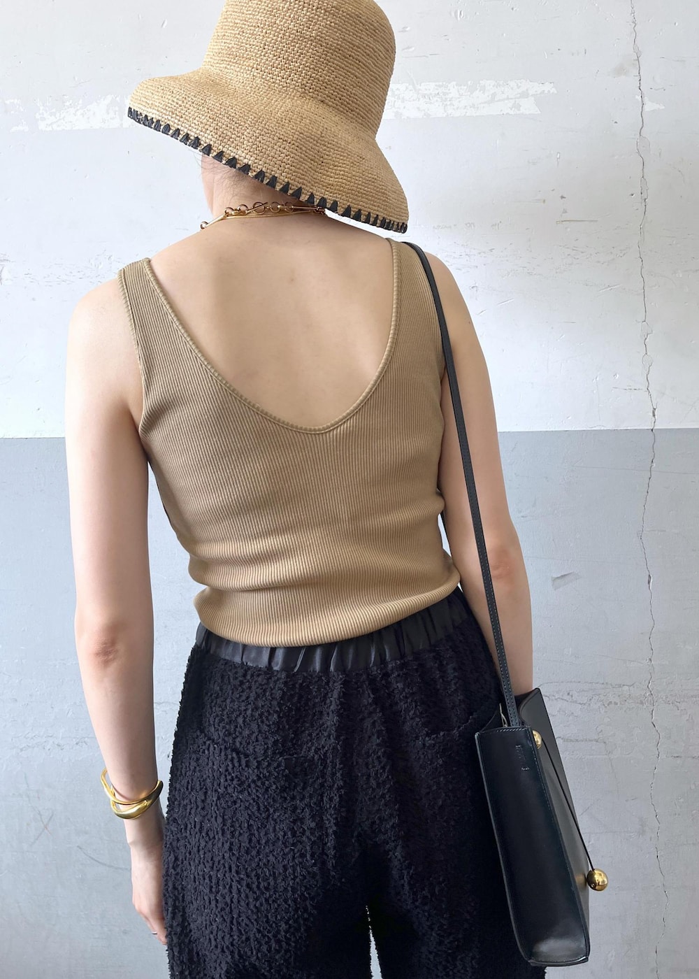 「キャメル、mary al terna、メアリ オル ターナ、la maison de lyllis、ラ メゾン ド リリス、jw pei、イエベ春、イエベスプリング、ナチュラル、タンクトップ、ベージュ、ハット、ストローハット、つば広ハット、ストロー」|「ADAM ET ROPE'のcourvaceous bangle(バングル/リストバンド、ゴールド系)」を使った、tampoさん(レディース・158cm)の夏コーディネートの5枚目の写真