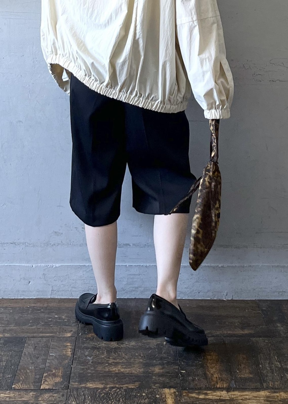 「ハーフパンツ、FEMME、骨格ナチュラル、イエベ、カジュアル、アウトドア、春、夏、秋、春ファッション、夏ファッション、秋ファッション、スタイルカバー、オーバーサイズ、ビッグシルエット」｜「ADAM ET ROPE'のウォータープルーフコインローファー（ローファー、ブラック系）」を使った、tampoさん（レディース・158cm）の夏コーディネートの10枚目の写真
