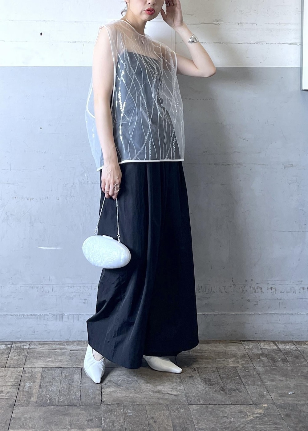 「スパンコール、ホワイト、プルオーバー、ノースリーブ、シアー、ブラック、パンツ、パンプス、ポインテッドトゥ、ADAM ET ROPÉ、FEMME、骨格ナチュラル、イエベ、フェミニン、オケージョン」｜「ADAM ET ROPE'のギャザーパンプス（パンプス、ホワイト系）」を使った、tampoさん（レディース・158cm）の夏コーディネートの8枚目の写真