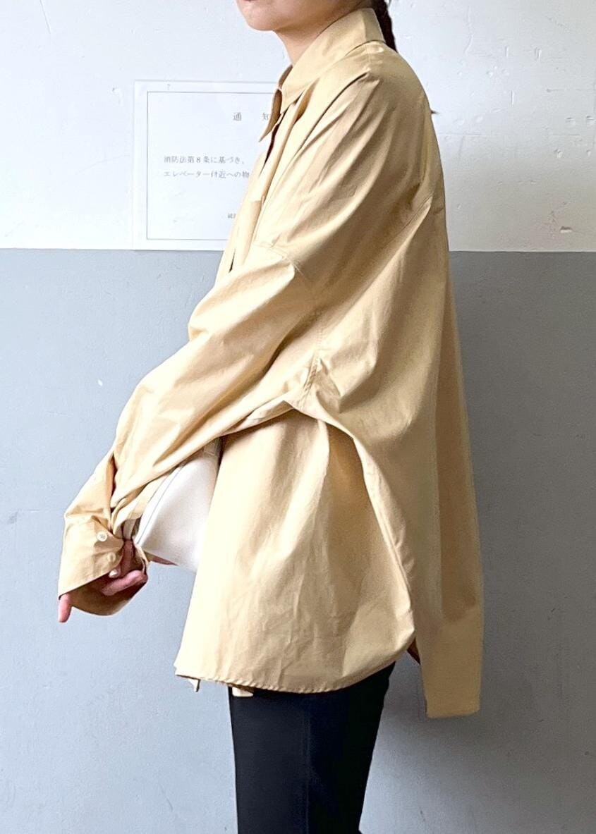 「ナチュラル、イエベ春、イエベスプリング、ベージュ、長袖、シャツ、オーバーサイズ、襟、パンツ、ハーフパンツ、サンダル、ヒール、ストラップ、ストラップサンダル、アンクルストラップ」｜「ADAM ET ROPE'の【一部WEB限定カラー】アンクルストラップサンダル（サンダル、ブラック系）」を使った、tampoさん（レディース・158cm）の夏コーディネートの6枚目の写真