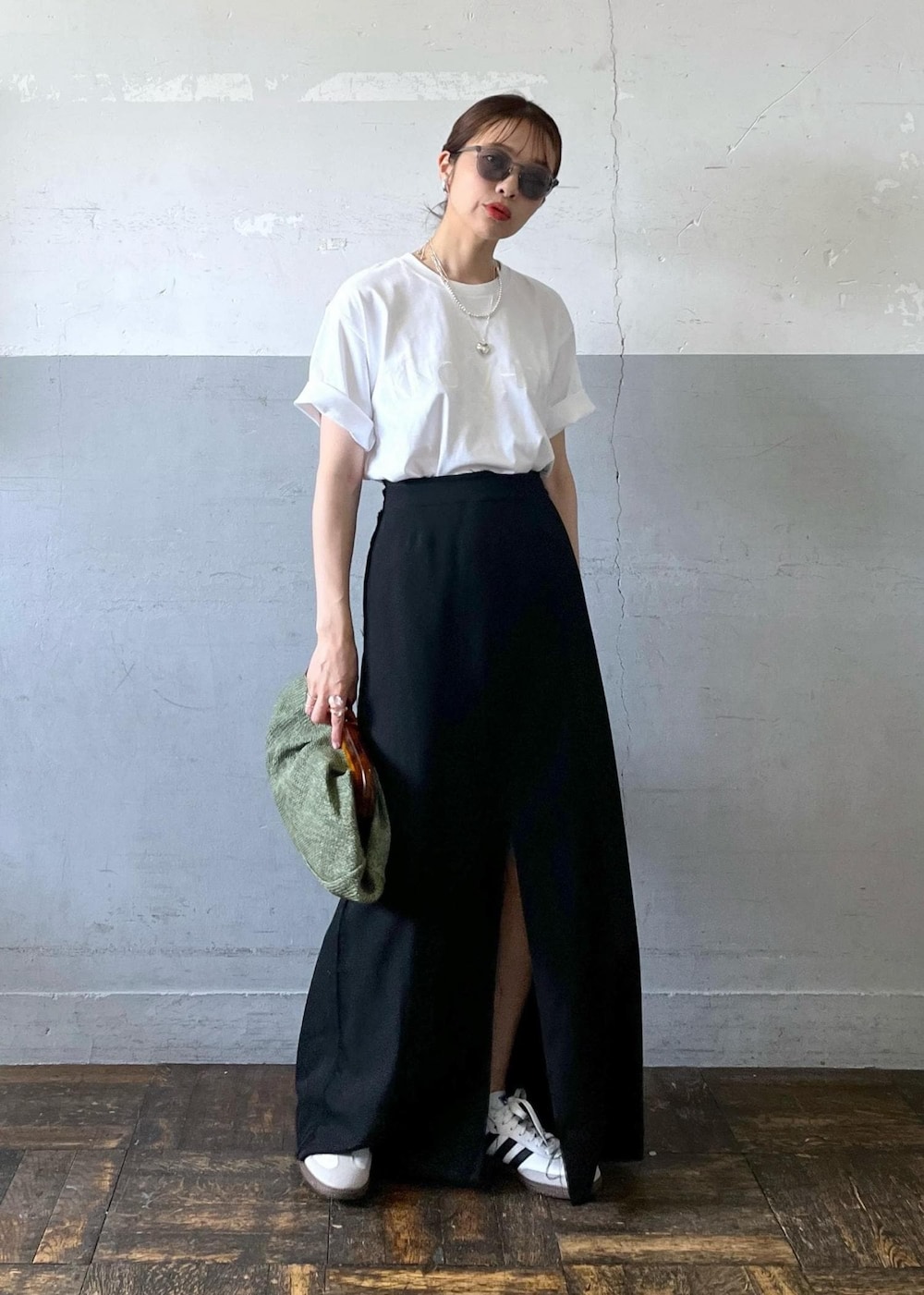 「サングラス、別注、ホワイト、Tシャツ、ロゴ、半袖、クルーネック、ブラック、ADAM ET ROPÉ、FEMME、骨格ナチュラル、イエベ、大人カジュアル、夏、夏コーデ」｜「ADAM ET ROPE'の【SITA NEVADO(シタネバド)】RAFIA CLUTCH BAG（クラッチバッグ、グリーン系）」を使った、tampoさん（レディース・158cm）の夏コーディネートの3枚目の写真