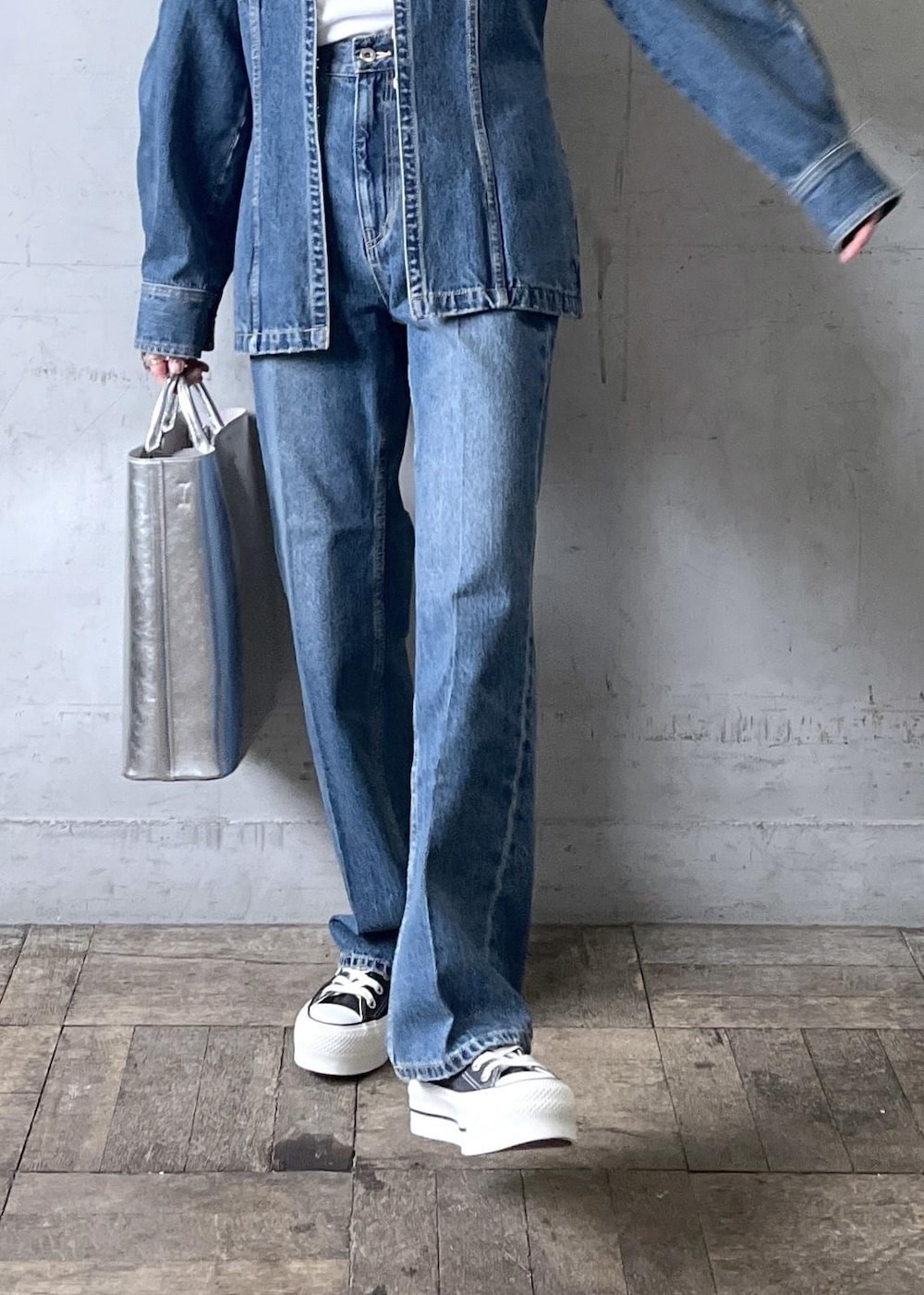 ホワイト系のTシャツ/カットソー、シルバー系のトートバッグ、ブルー系のシャツ/ブラウスを着用したレディースの冬コーディネートの7枚目の写真