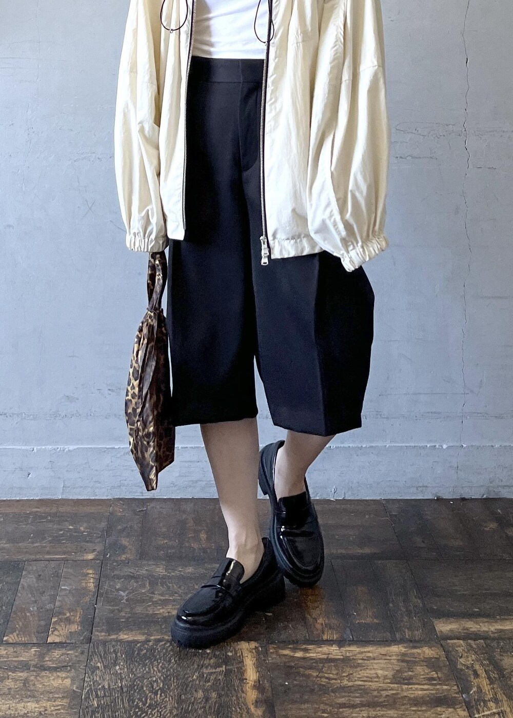 「ハーフパンツ、FEMME、骨格ナチュラル、イエベ、カジュアル、アウトドア、春、夏、秋、春ファッション、夏ファッション、秋ファッション、スタイルカバー、オーバーサイズ、ビッグシルエット」｜「ADAM ET ROPE'のウォータープルーフコインローファー（ローファー、ブラック系）」を使った、tampoさん（レディース・158cm）の夏コーディネートの8枚目の写真