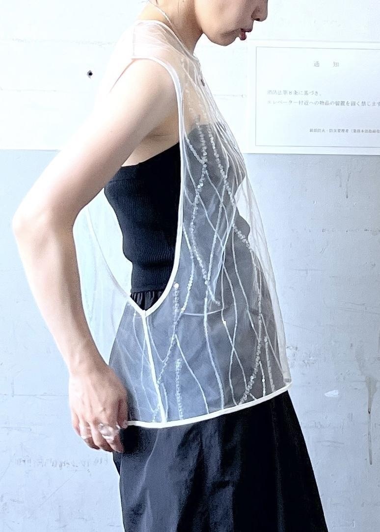 「スパンコール、ホワイト、プルオーバー、ノースリーブ、シアー、ブラック、パンツ、パンプス、ポインテッドトゥ、ADAM ET ROPÉ、FEMME、骨格ナチュラル、イエベ、フェミニン、オケージョン」｜「ADAM ET ROPE'のギャザーパンプス（パンプス、ホワイト系）」を使った、tampoさん（レディース・158cm）の夏コーディネートの6枚目の写真