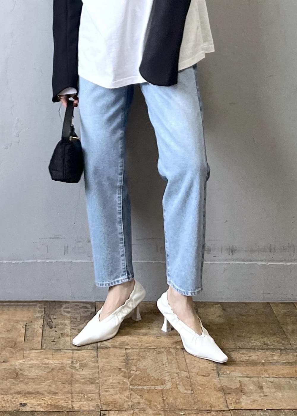 「ホワイト、プルオーバー、長袖、クルーネック、プリント、Tシャツ、ロゴ、パンツ、ブルー、デニム、テーパード、パンプス、ポインテッドトゥ、ヒール、ADAM ET ROPÉ」|「NEEDBY heritageの【NEEDBY for ADAM ET ROPE'】別注 FIT HIGHRISE TAPERED(デニムパンツ、ブルー系)」を使った、tampoさん(レディース・158cm)の冬コーディネートの9枚目の写真