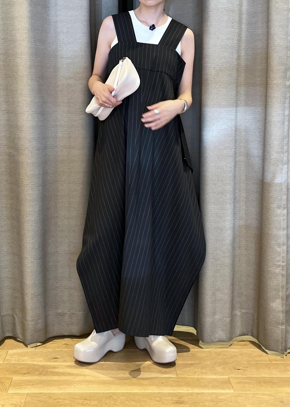 「イエベ春、イエべスプリング、ナチュラル、タンクトップ、sisi joia、シシ ジョイア、ブラック、ワンピース、ノースリーブ、マキシ、ホワイト、ミュール、ADAM ET ROPÉ、FEMME、骨格ナチュラル」|「ADAM ET ROPE'の【サステナブル】2WAYシルエットジャンパースカート(ジャンパースカート、ブラック系)」を使った、tampoさん(レディース・158cm)の夏コーディネートの4枚目の写真
