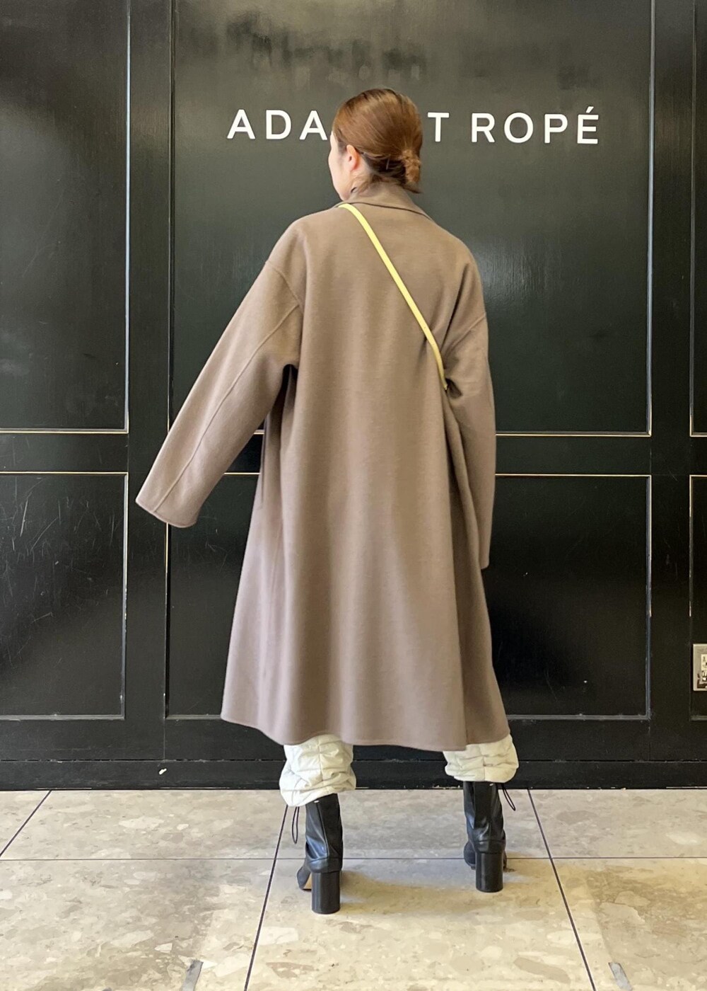 「SNaPMeAward23w、ハート、ショルダーバッグ、イエロー、キルティング、長袖、コート、ブラック、ブーツ、ヒール、ADAM ET ROPÉ、UNISEX、骨格ナチュラル、イエベ、大人カジュアル」｜「ADAM ET ROPE'のウォッシャブルウールクロップドプルオーバー（ニット/セーター、ブラック系）」を使った、tampoさん（レディース・158cm）の冬コーディネートの7枚目の写真