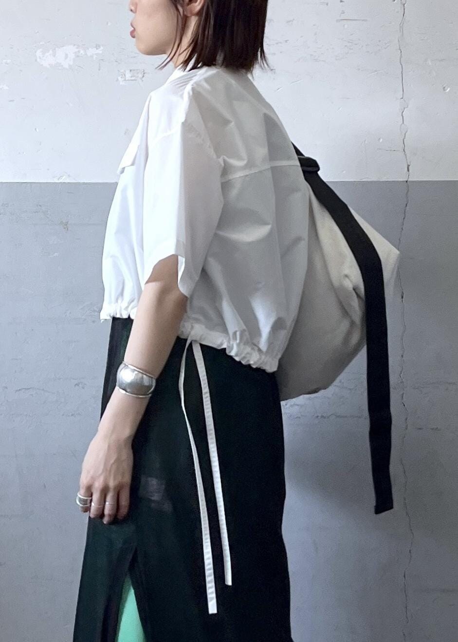 「オーラリー、トーアンドトー、auralee、taw&toe、レイヤード、ホワイト、シャツ、半袖、ポケット、五分袖、胸ポケット、パンツ、ADAM ET ROPÉ、FEMME、骨格ナチュラル」｜「ADAM ET ROPE'の【サステナブル】メッシュショルダー（ショルダーバッグ、ホワイト系）」を使った、tampoさん（レディース・158cm）の春コーディネートの6枚目の写真