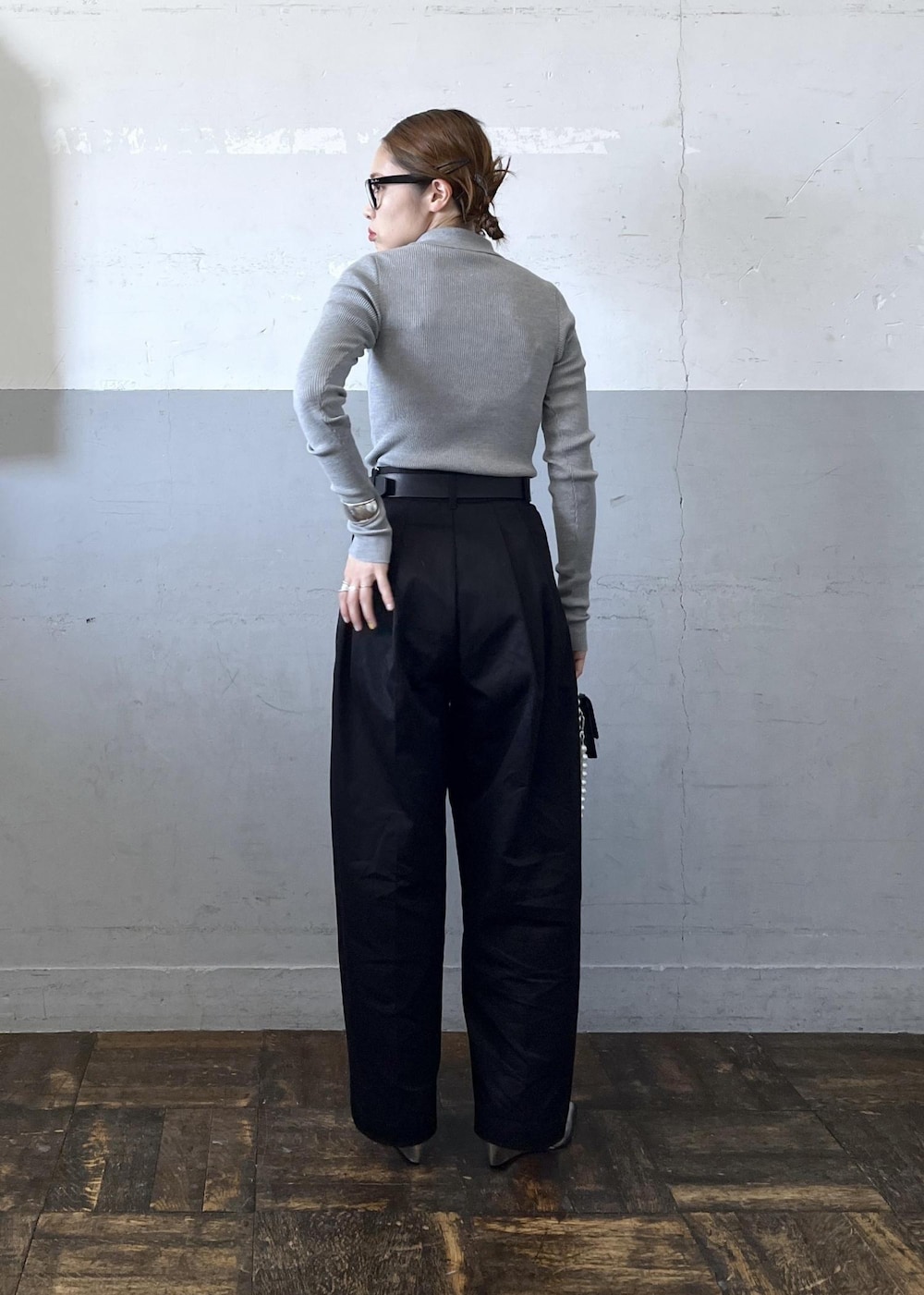 「auralee、オーラリー、イエベ春、イエベスプリング、ナチュラル、ポロ、タックパンツ、チノパンツ、パール、ハンドバッグ、グレー、長袖、パンツ、ベルト、ハイウエスト」|「ADAM ET ROPE'のチェーンアクセサリーミニバッグ(ショルダーバッグ、ブラック系)」を使った、tampoさん(レディース・158cm)の夏コーディネートの3枚目の写真