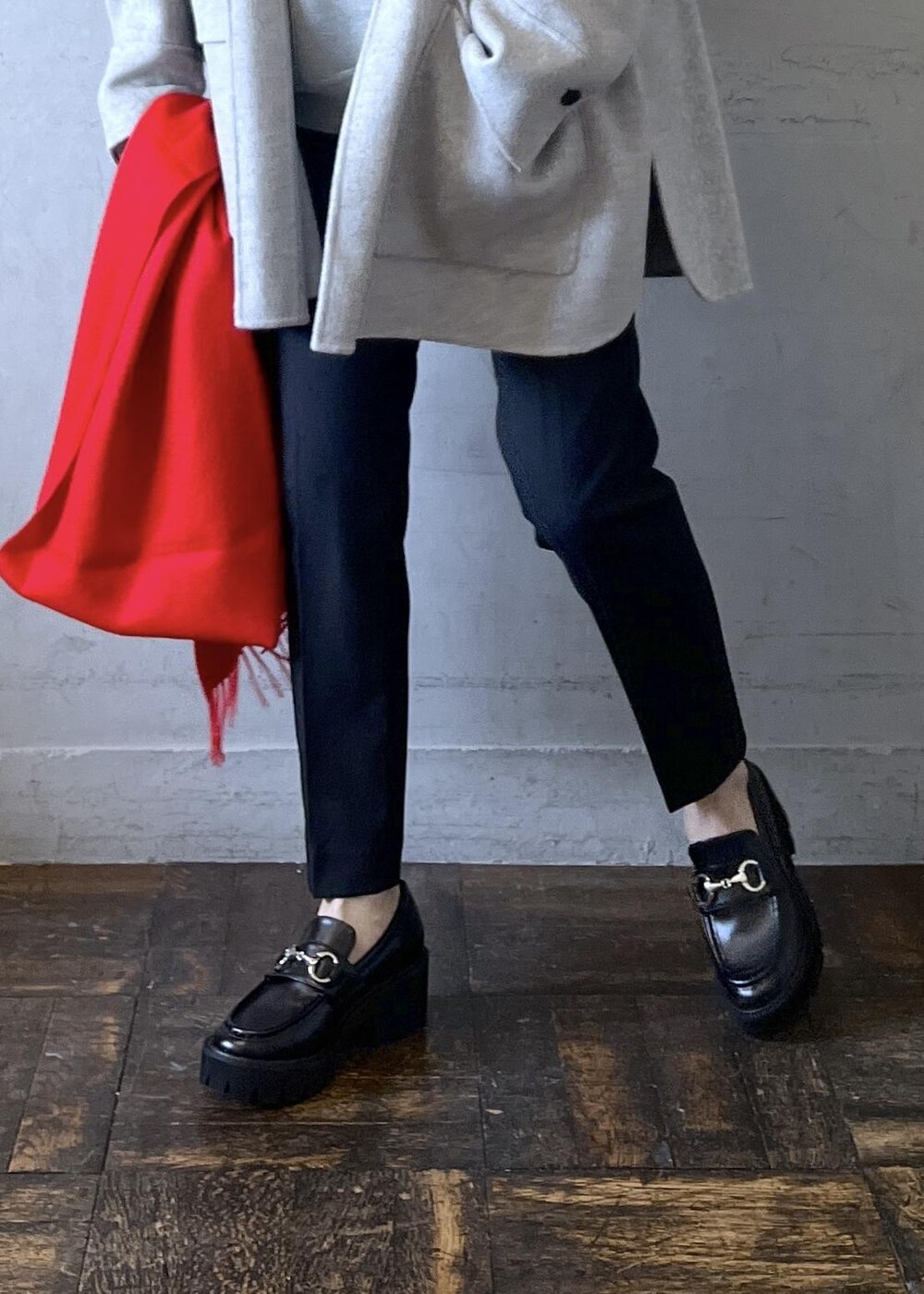 「グレー、長袖、オーバーサイズ、ライトグレー、スウェット、パーカー、パンツ、ローファー、ADAM ET ROPÉ、FEMME、骨格ナチュラル、イエベ、カジュアル、大人カジュアル、スポーティー」|「ADAM ET ROPE'の【晴雨兼用】ボリュームローファー(レインシューズ、ブラック系)」を使った、tampoさん(レディース・158cm)の秋コーディネートの10枚目の写真