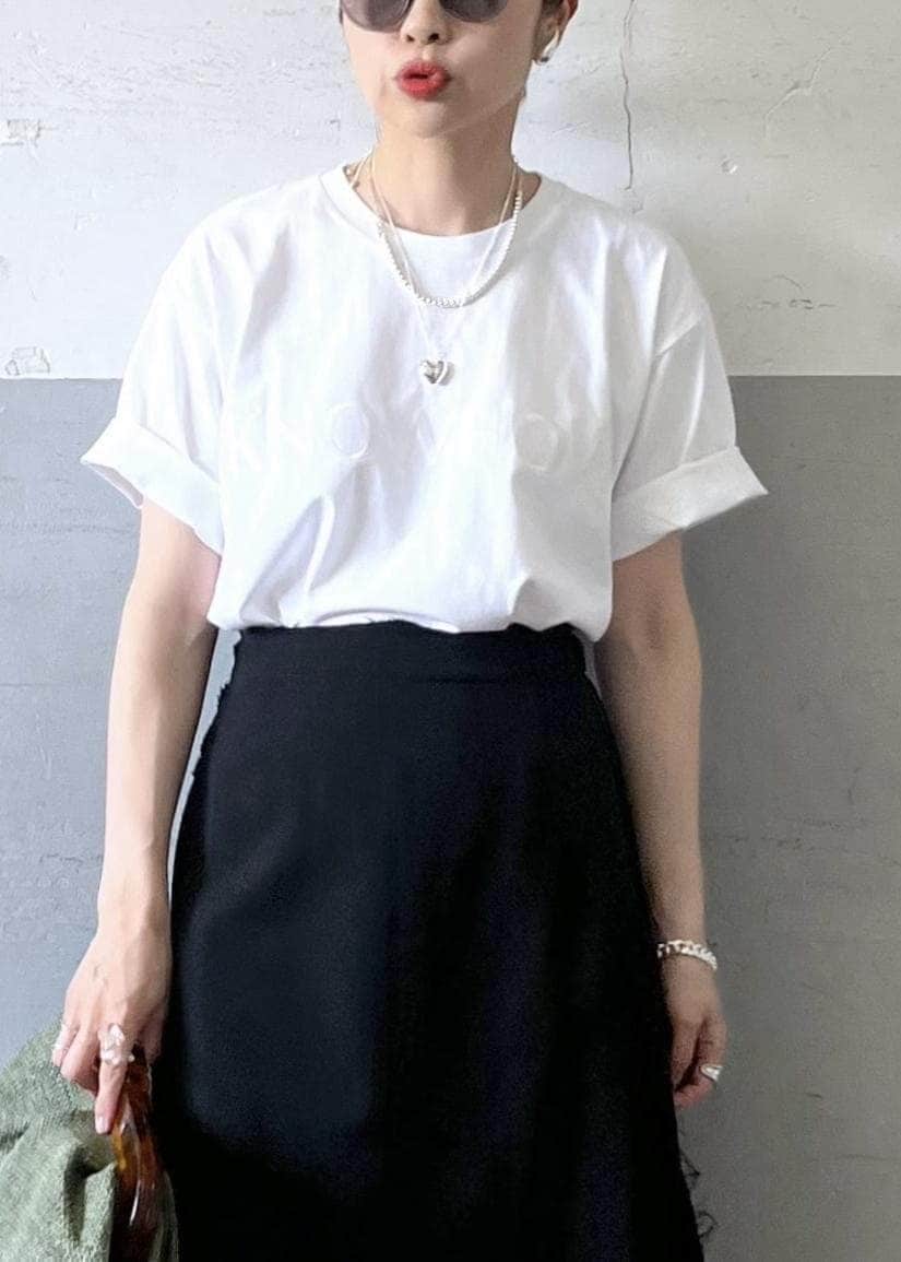 「サングラス、別注、ホワイト、Tシャツ、ロゴ、半袖、クルーネック、ブラック、ADAM ET ROPÉ、FEMME、骨格ナチュラル、イエベ、大人カジュアル、夏、夏コーデ」｜「ADAM ET ROPE'の【SITA NEVADO(シタネバド)】RAFIA CLUTCH BAG（クラッチバッグ、グリーン系）」を使った、tampoさん（レディース・158cm）の夏コーディネートの6枚目の写真