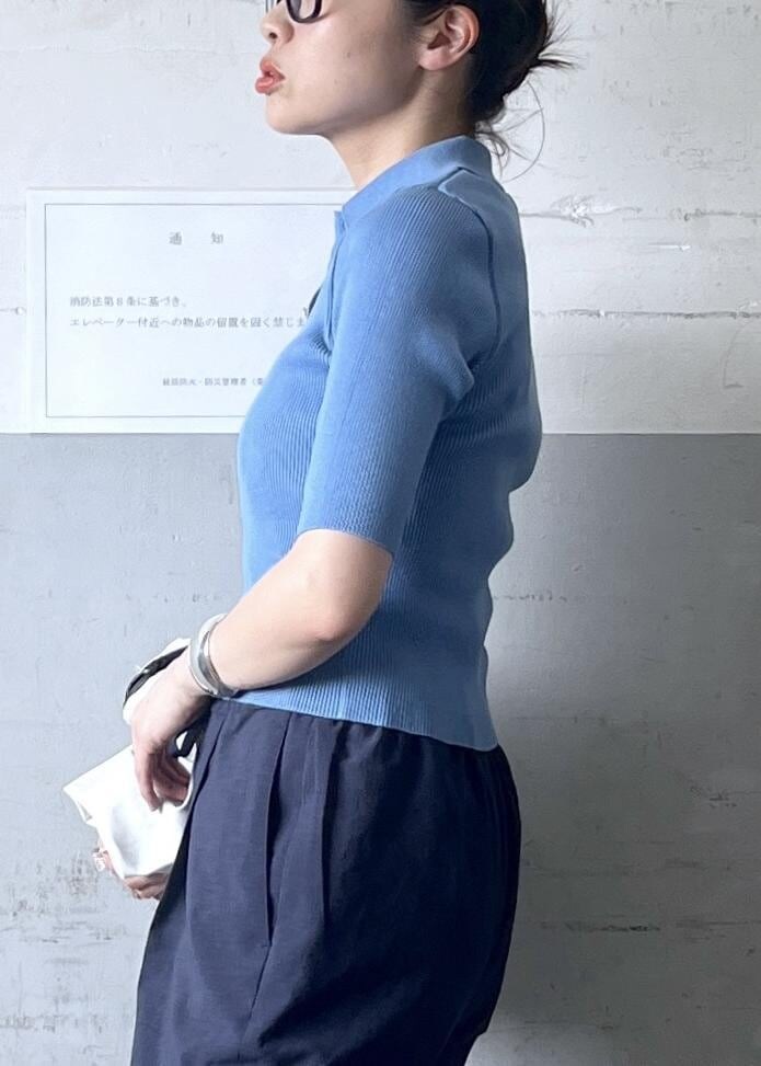 「オーラリー、auralee、FEMME、HOMME、UNISEX、骨格ナチュラル、イエベ、セットアップ対応、夏、夏ファッション、洗える、ウォッシャブル、スラックスパンツ、メガネ、ブルー」｜「ADAM ET ROPE'のメタルカーブチョーカー（チョーカー、シルバー系）」を使った、tampoさん（レディース・158cm）の春コーディネートの5枚目の写真