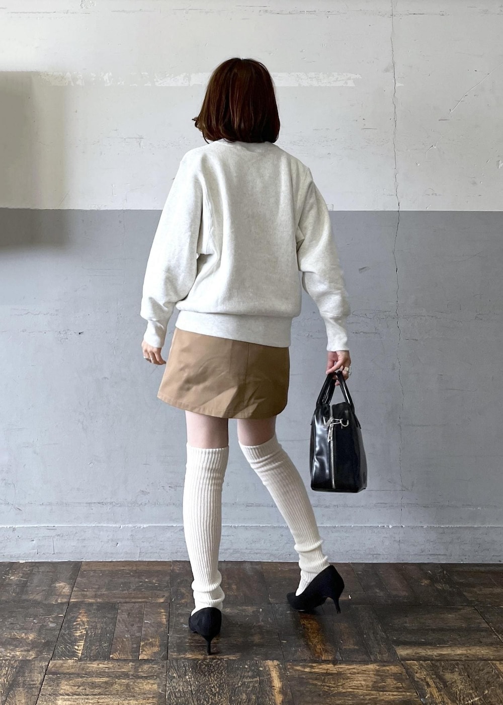 「プルオーバー、長袖、ロゴ、クルーネック、スウェット、ベージュ、スカート、ミニ、膝上丈、パンプス、ADAM ET ROPÉ、FEMME、骨格ナチュラル、イエベ、カジュアル」|「ADAM ET ROPE'のメモリーサテンチノミニスカート(スカート、ベージュ系)」を使った、tampoさん(レディース・158cm)の秋コーディネートの3枚目の写真