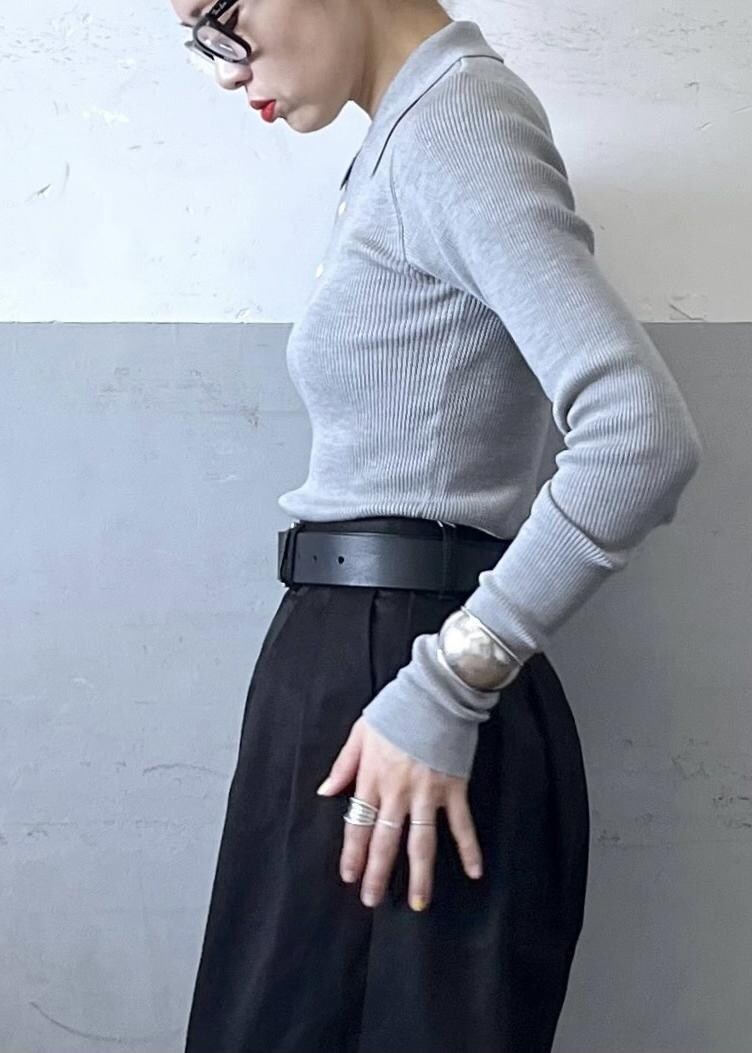 「auralee、オーラリー、イエベ春、イエベスプリング、ナチュラル、ポロ、タックパンツ、チノパンツ、パール、ハンドバッグ、グレー、長袖、パンツ、ベルト、ハイウエスト」|「ADAM ET ROPE'のチェーンアクセサリーミニバッグ(ショルダーバッグ、ブラック系)」を使った、tampoさん(レディース・158cm)の夏コーディネートの5枚目の写真